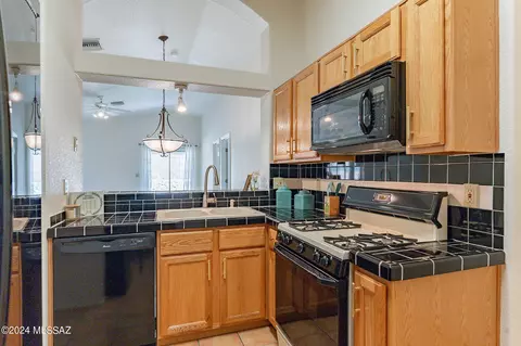 Kitchen - 9484 E Stonehaven Way, Tucson, AZ 85747 photo 4 of 8