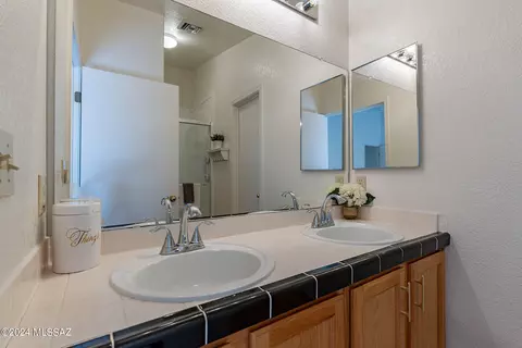 Bath - 9484 E Stonehaven Way, Tucson, AZ 85747 photo 1 of 4