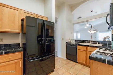 Kitchen - 9484 E Stonehaven Way, Tucson, AZ 85747 photo 7 of 8