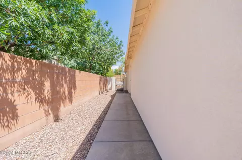 Exterior - 9484 E Stonehaven Way, Tucson, AZ 85747 photo 5 of 9