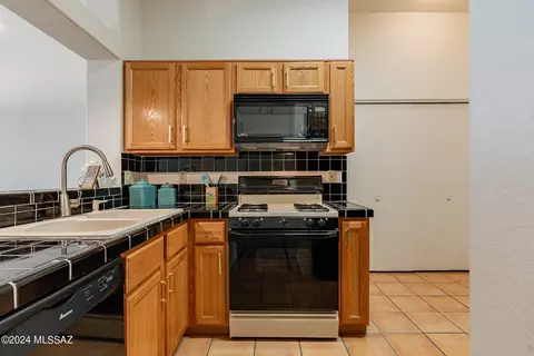 Kitchen - 9484 E Stonehaven Way, Tucson, AZ 85747 photo 5 of 8