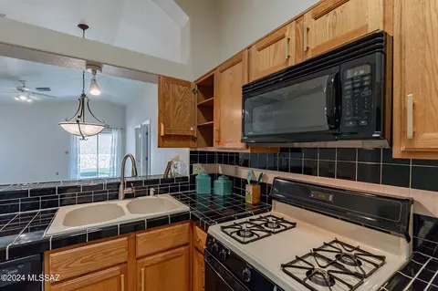 Kitchen - 9484 E Stonehaven Way, Tucson, AZ 85747 photo 2 of 8