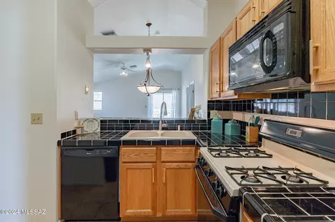 Kitchen - 9484 E Stonehaven Way, Tucson, AZ 85747 photo 3 of 8