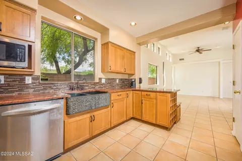 5396 E Calle Vista De Colores, Tucson, AZ 85711