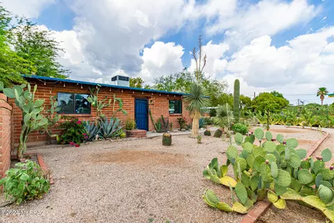1201 N Del Valle Pl, Tucson, AZ 85712