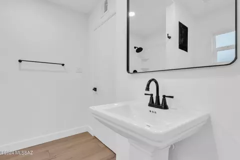 Bath - 1433 E Spring St, Tucson, AZ 85719 photo 1 of 3