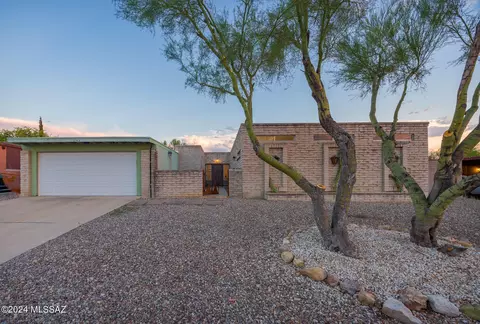 8964 E Maple Leaf Dr, Tucson, AZ 85710 photo 2