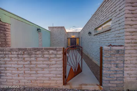 8964 E Maple Leaf Dr, Tucson, AZ 85710 photo 3