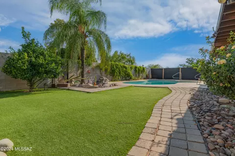 7646 E Apple Tree Dr, Tucson, AZ 85730