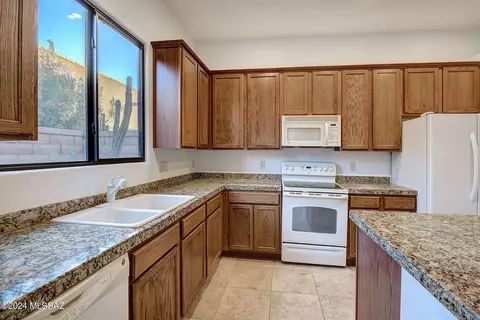 Kitchen - 152 E Croydon Park Rd, Tucson, AZ 85704 photo 3 of 4