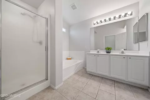 Bath - 2588 E Chisel Ct, Oro Valley, AZ 85755 photo 1 of 3