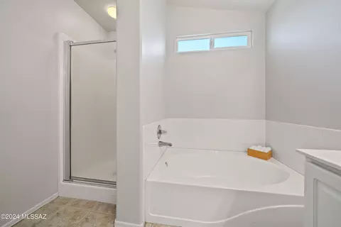 Bath - 2588 E Chisel Ct, Oro Valley, AZ 85755 photo 2 of 3