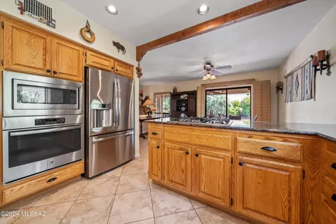 Kitchen - 38405 S Apache Peak Dr, Saddlebrooke, AZ 85739 photo 4 of 6