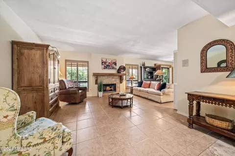 Living - 38405 S Apache Peak Dr, Saddlebrooke, AZ 85739 photo 2 of 3