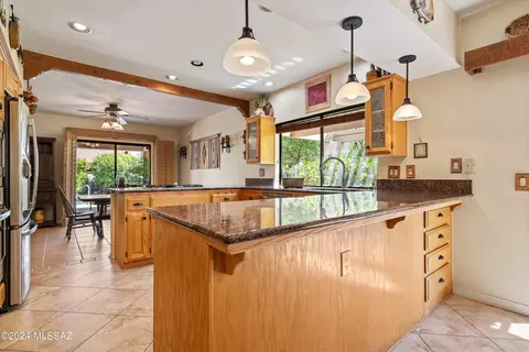 Kitchen - 38405 S Apache Peak Dr, Saddlebrooke, AZ 85739 photo 5 of 6