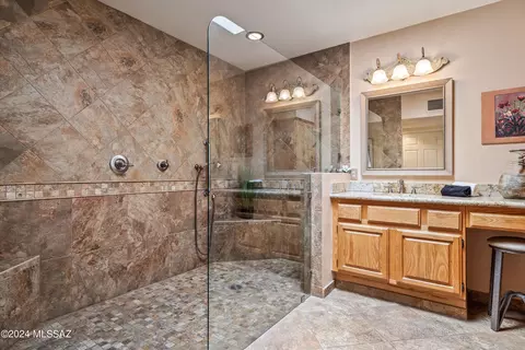 Bath - 38405 S Apache Peak Dr, Saddlebrooke, AZ 85739 photo 1 of 2