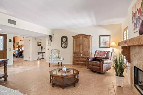 Living - 38405 S Apache Peak Dr, Saddlebrooke, AZ 85739 photo 3 of 3