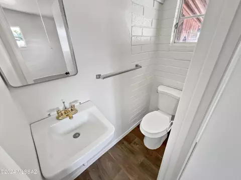 Bath - 342 E Smoot Pl, Tucson, AZ 85705 photo 2 of 2