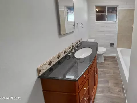 Bath - 342 E Smoot Pl, Tucson, AZ 85705 photo 1 of 2