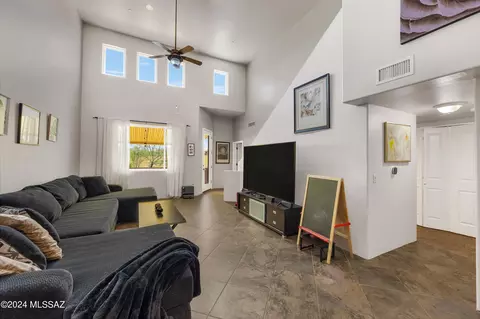 7 S Crown Plz, Vail, AZ 85641