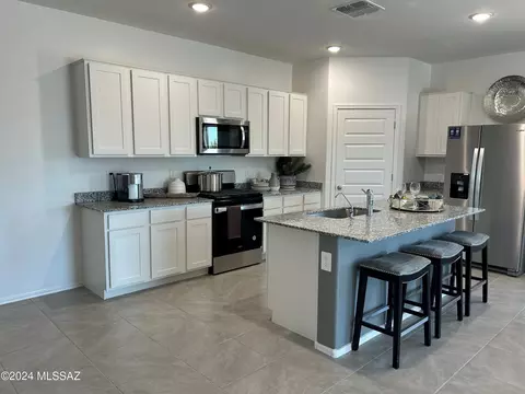 Kitchen - 9774 E Gray Hawk Dr, Tucson, AZ 85730 photo 1 of 2