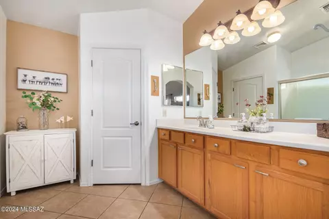 Bath - 60572 Flank Strap Dr, Tucson, AZ 85739 photo 1 of 2