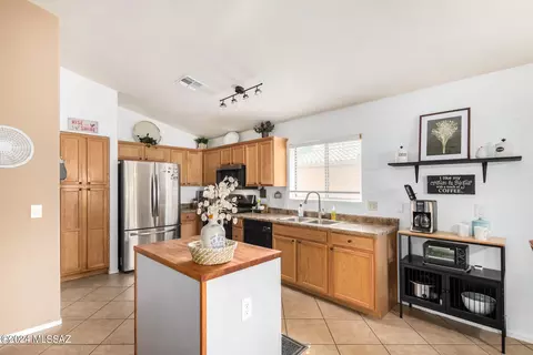 Kitchen - 60572 Flank Strap Dr, Tucson, AZ 85739 photo 3 of 3