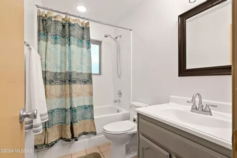 Bath - 7580 S Errigal Ln, Tucson, AZ 85747 photo 5 of 6
