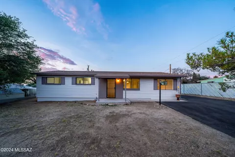 465 N Chaparral St, Oracle, AZ 85623