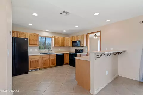 Kitchen - 2810 E Andrada Rd, Vail, AZ 85641 photo 4 of 5