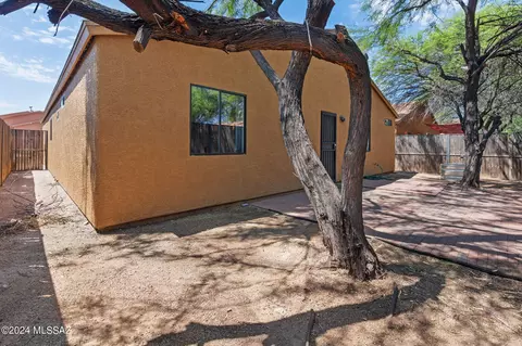 Exterior - 413 E Geronimo Bluff Loop, Tucson, AZ 85705 photo 4 of 7