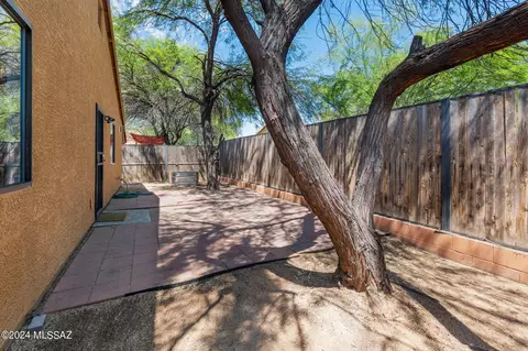 Exterior - 413 E Geronimo Bluff Loop, Tucson, AZ 85705 photo 6 of 7