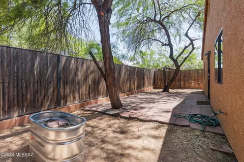 Exterior - 413 E Geronimo Bluff Loop, Tucson, AZ 85705 photo 5 of 7