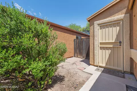Exterior - 413 E Geronimo Bluff Loop, Tucson, AZ 85705 photo 3 of 7