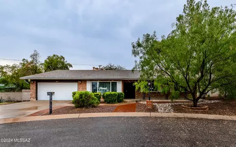 6840 E Hawthorne Cir, Tucson, AZ 85710