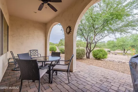 993 N Broken Hills Dr, Green Valley, AZ 85614