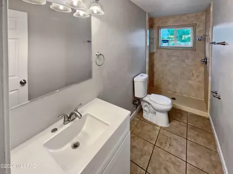 Bath - 6051 E 29th St, Tucson, AZ 85711 photo 1 of 2