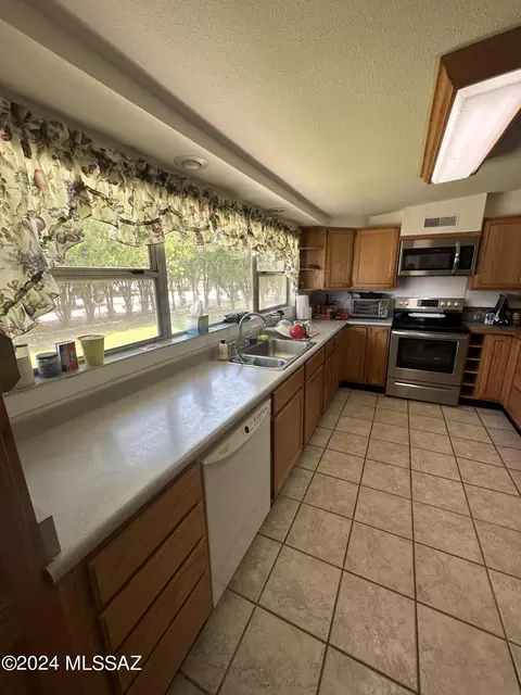 Kitchen - 3333 N Circle I Rd, Willcox, AZ 85643 photo 3 of 4