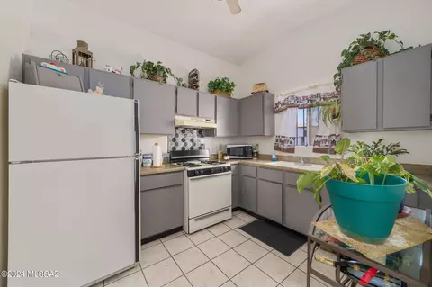 Kitchen - 1380 E Lapwing Way, Tucson, AZ 85706 photo 1 of 1