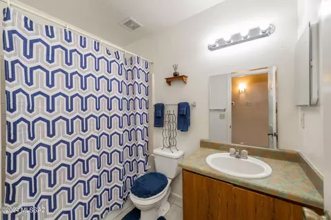 Bath - 1380 E Lapwing Way, Tucson, AZ 85706 photo 1 of 1
