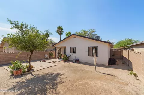 Exterior - 1380 E Lapwing Way, Tucson, AZ 85706 photo 4 of 6