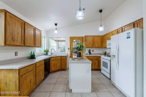 9651 E Belasco Loop, Tucson, AZ 85748 photo 5