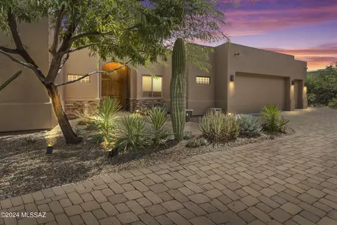 628 W Soaring Hawk Pl, Oro Valley, AZ 85755
