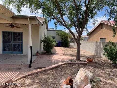 Exterior - 8657 E Getsinger Ln, Tucson, AZ 85747 photo 5 of 7