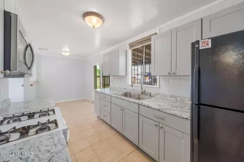 Kitchen - 4113 E Sylvane Dr, Tucson, AZ 85711 photo 3 of 6