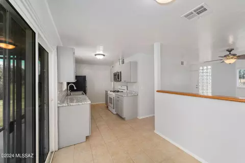 Kitchen - 4113 E Sylvane Dr, Tucson, AZ 85711 photo 4 of 6