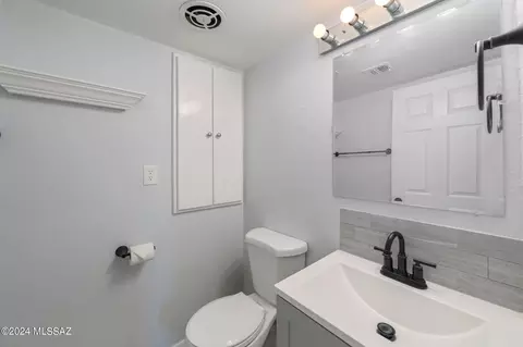 Bath - 4113 E Sylvane Dr, Tucson, AZ 85711 photo 2 of 2