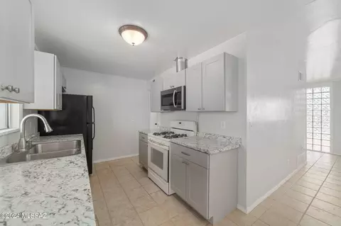 Kitchen - 4113 E Sylvane Dr, Tucson, AZ 85711 photo 1 of 6