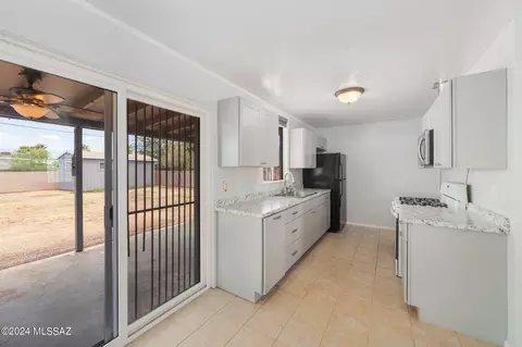 Kitchen - 4113 E Sylvane Dr, Tucson, AZ 85711 photo 5 of 6