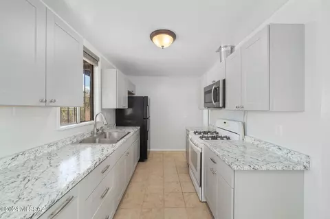 Kitchen - 4113 E Sylvane Dr, Tucson, AZ 85711 photo 2 of 6